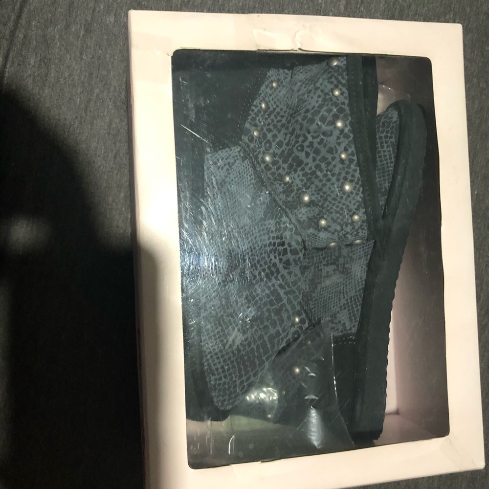 Vs pink mukluks NIB